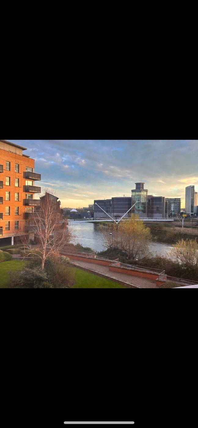 Cosy Riverside Room with En-Suite and Parking Main Photo