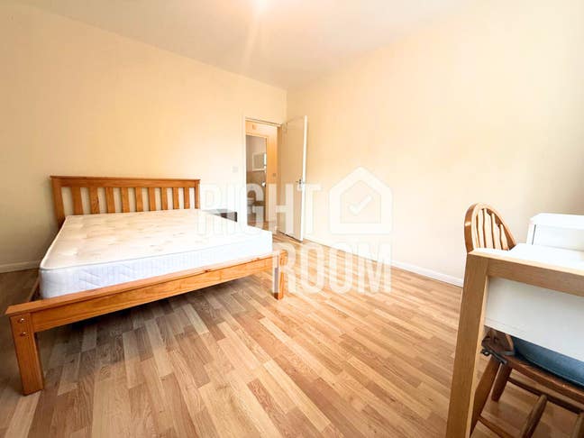 2 Bed - Amazing - Modern - Zone 1 - Kings Cross! Main Photo