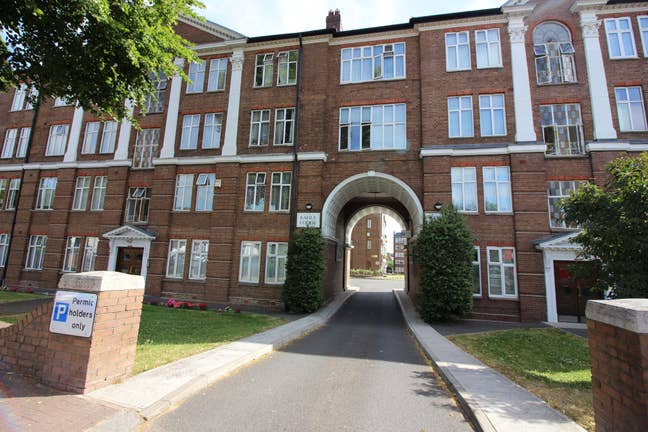 1 Bed Flat - NW11 (close to all amenities and tube Main Photo