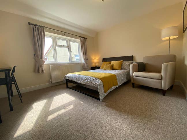 Modern and very clean rooms available now! Main Photo
