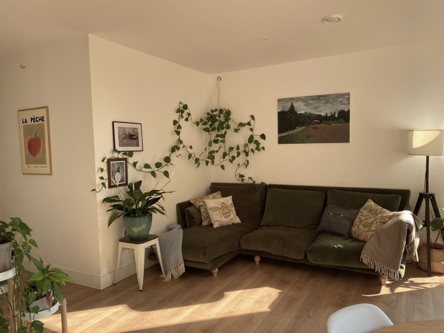 Large room with king sized bed - short let Main Photo