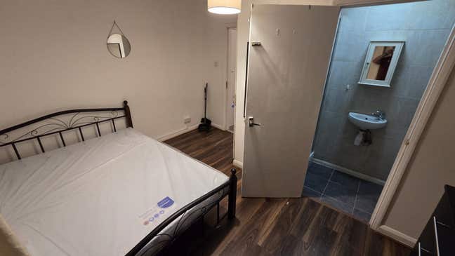 Spacious Ensuite Rooms at Plastow, East London Main Photo