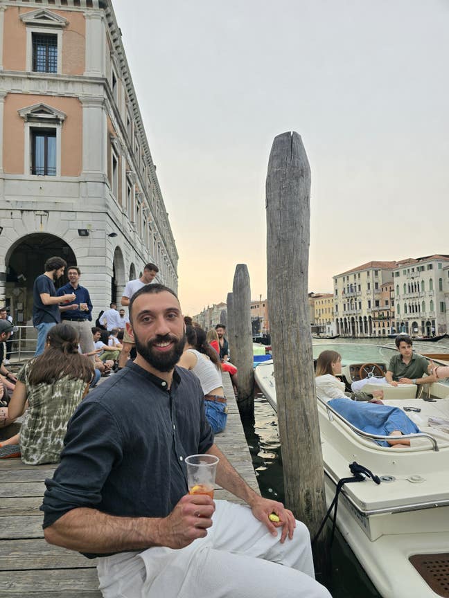 Professional Male seeks a single or double room Main Photo