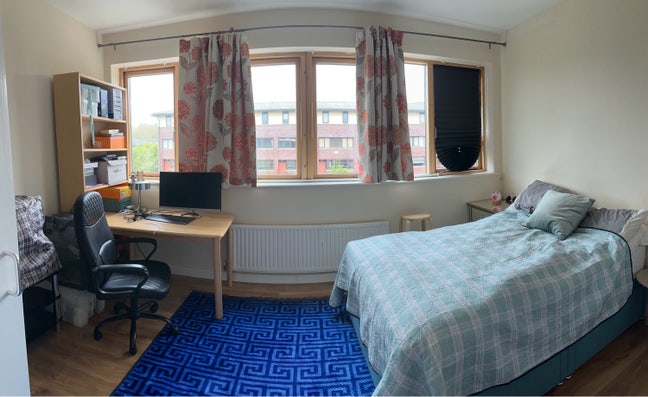 Campbell Park,bright large ensuite,free parking Main Photo
