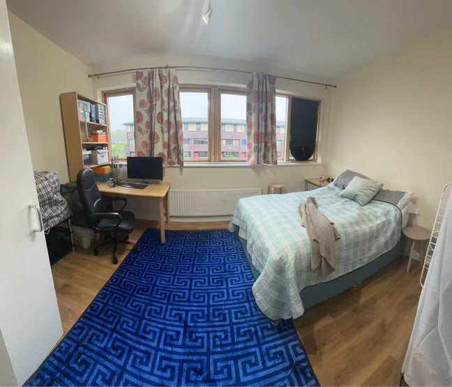 Campbell Park,bright large ensuite,free parking Main Photo