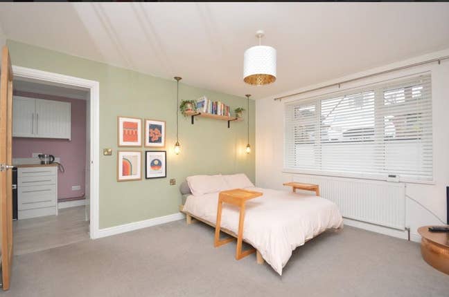 My sister is a student looking for a roommate Main Photo