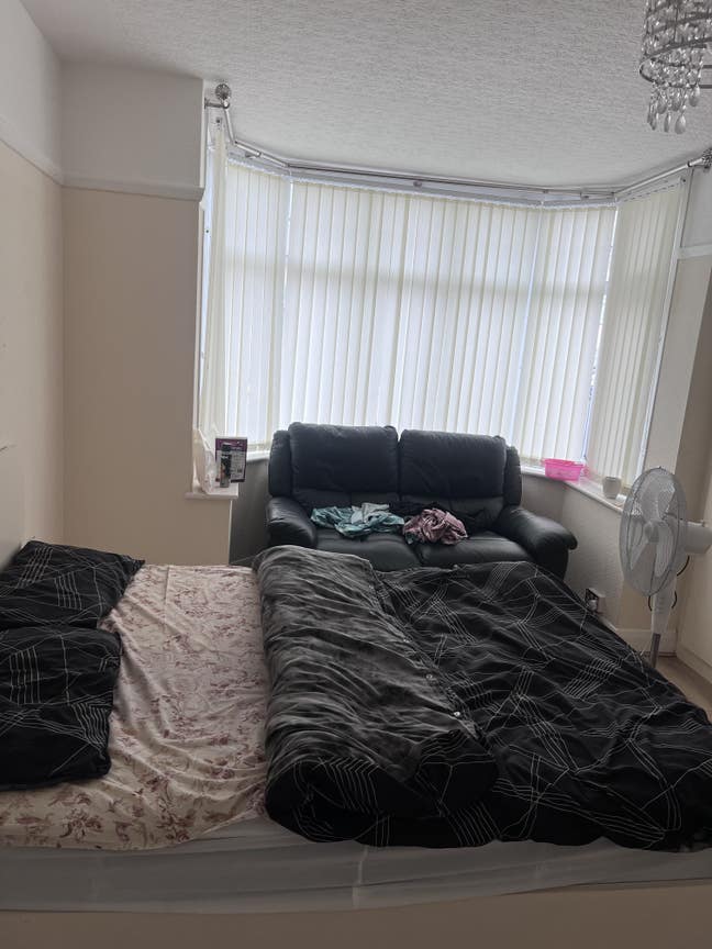 1 double bedroom sharing with male  Main Photo