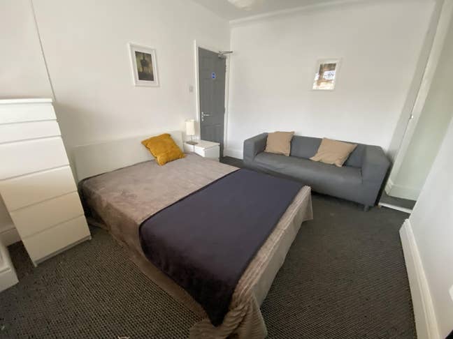 Double Bedroom = Office Room 🧡 | 3-Bed House 🏠 Main Photo