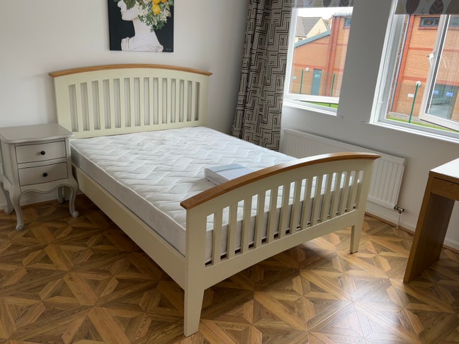 A bright room in a 3-bedroom Apartment Availabl Main Photo