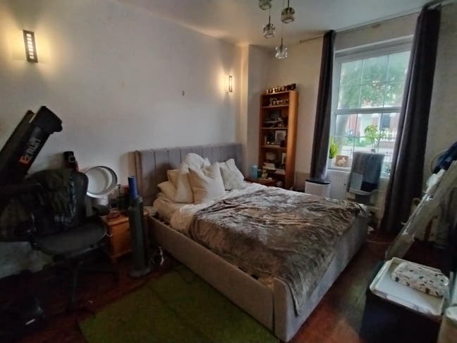  Extra Large  double room close to kingston centre Main Photo