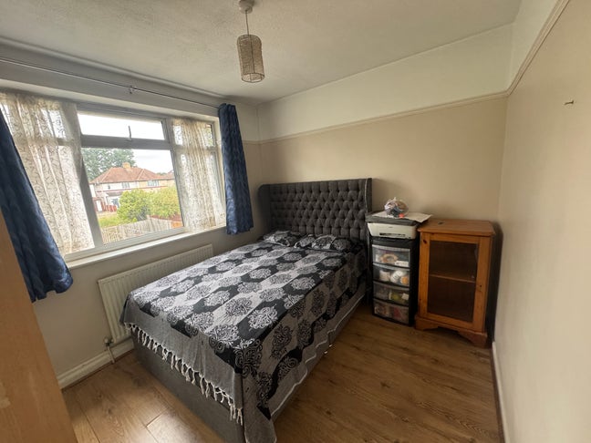Double room to rent in Feltham Main Photo