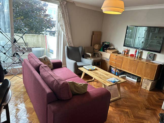 Small double room available in central Woking flat Main Photo