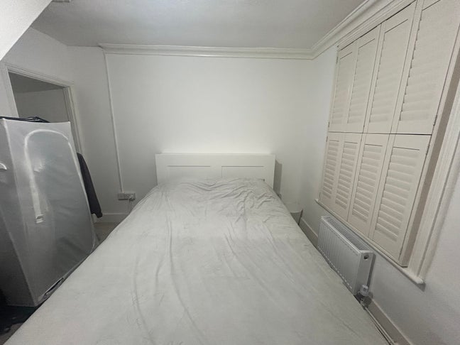 Bright refurbished 3-bed in Croydon with large kit Main Photo