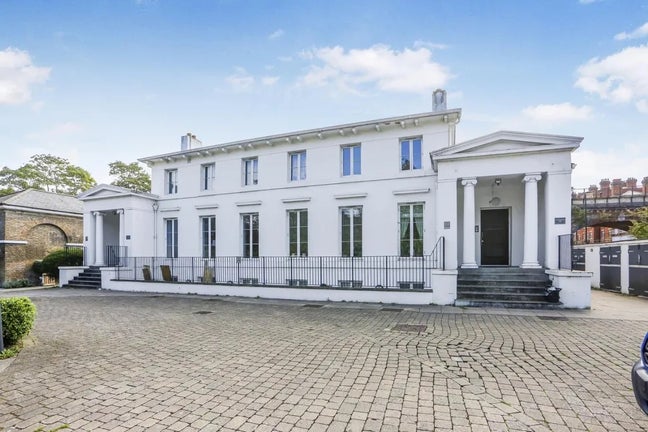 One bedroom flat by Brockwell Park Main Photo