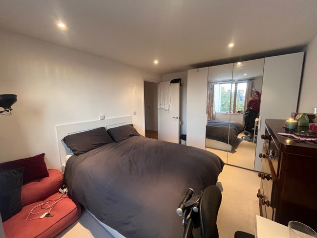 Room+Bathroom for rent in modern, chill flat! Main Photo