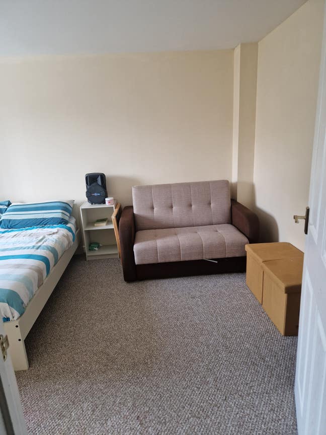 Room in a Shared House, BA14. Available Now!! Main Photo