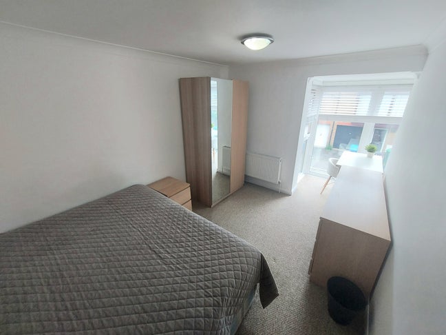 Two Spacious Rooms Available - Canada Water Main Photo