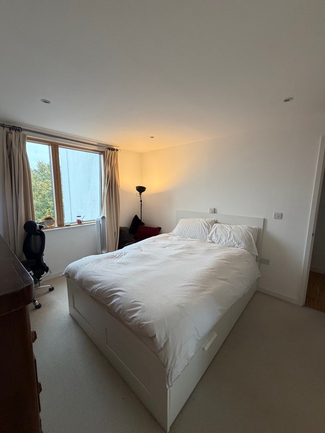 Room+Bathroom for rent in modern, chill flat! Main Photo