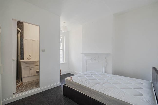 Spacious ensuite double with all bills & WiFi Main Photo
