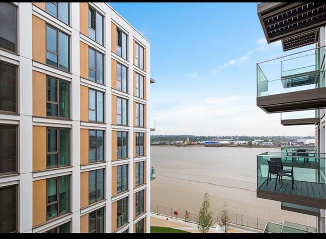 Modern 3-Bed Riverside Apartment in E16 Main Photo