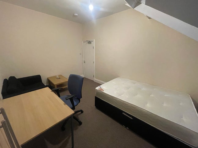 Well Presented refurbuished double room Main Photo
