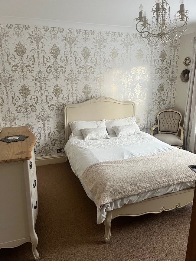Double room and bathroom with shared lounge Main Photo