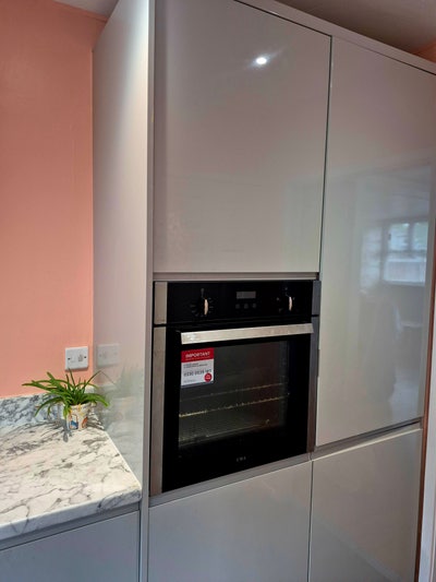 Modern, light double rooms available now. Parking  Main Photo