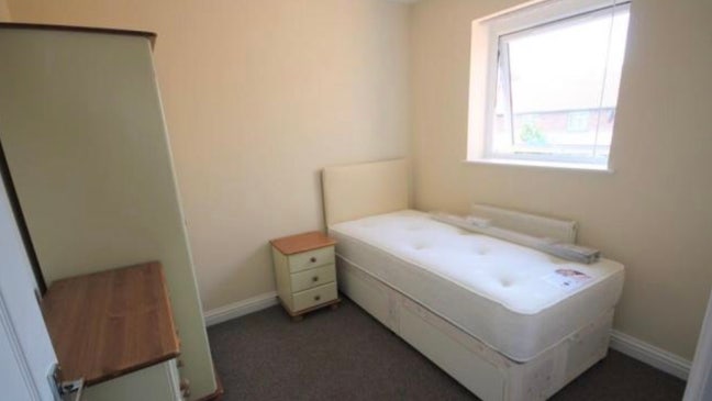Single furnished room available in HMO  Main Photo