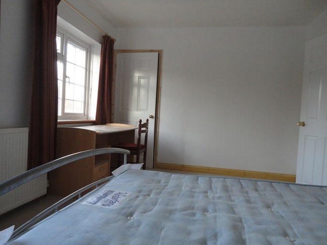 Double bedroom, bills&council tax included Main Photo
