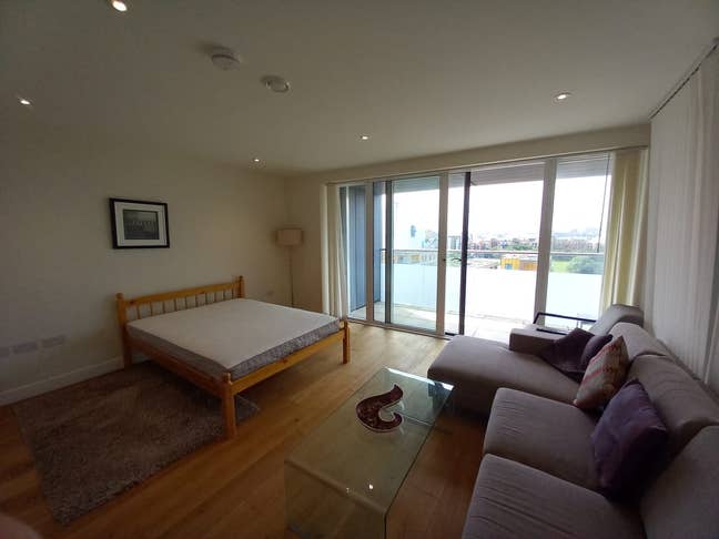 Luxury Rooms in North Greenwich--Available Now!! Main Photo