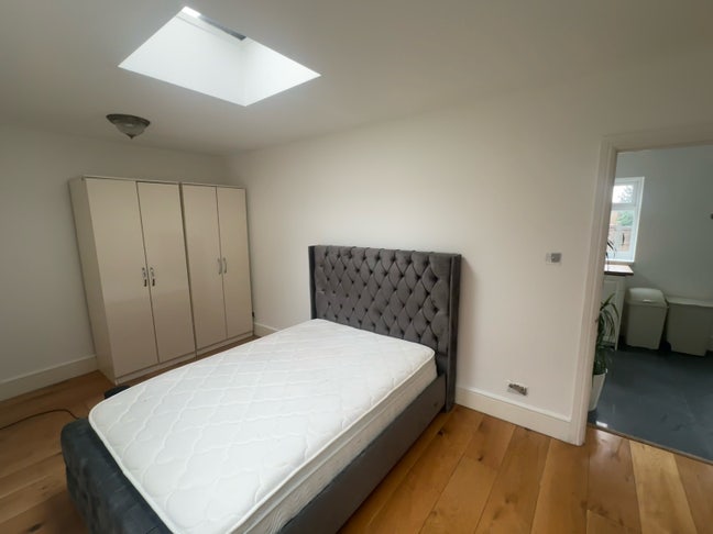 Large Room Available to Rent Main Photo