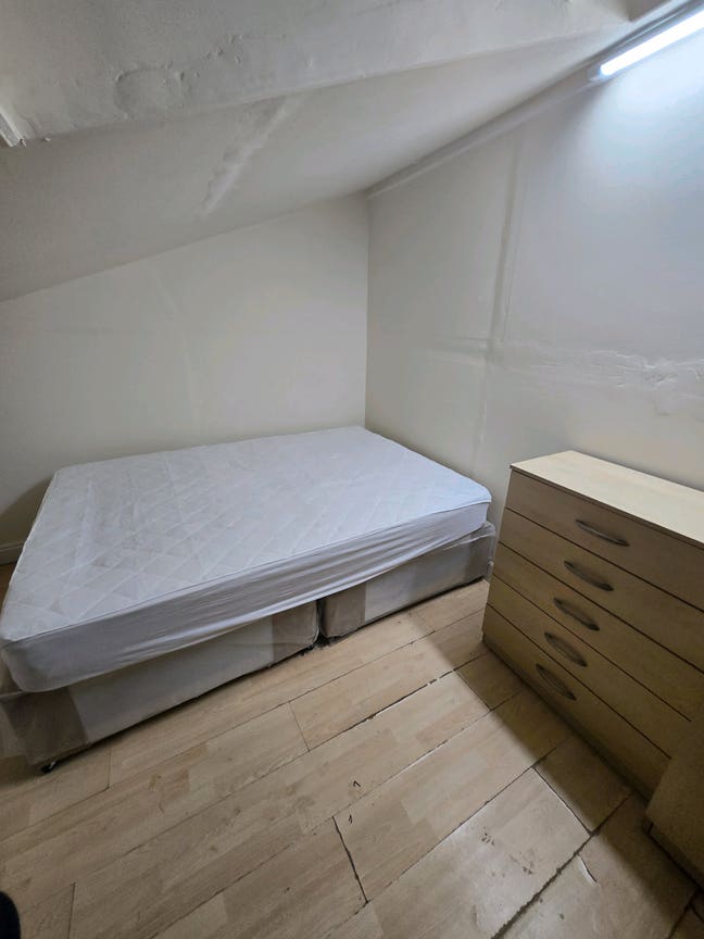 Fully Furnished Loft Room in Stratford E15  Main Photo