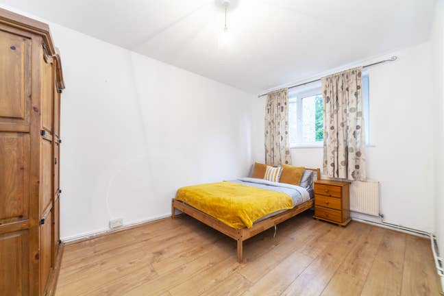 🌟Large Double Room Available 🏡  Main Photo