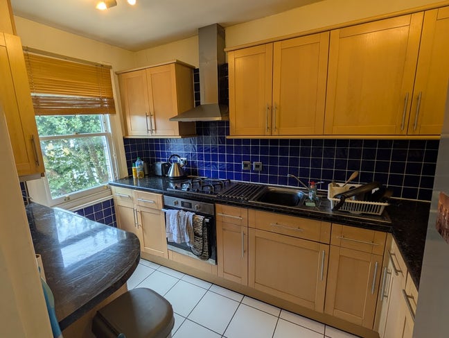 Delightful 2 double bedroom flat on Fordwych Rd Main Photo