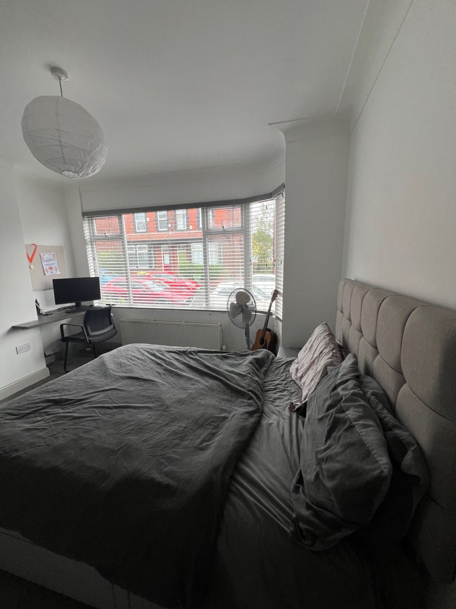 Massive room available in a newly refurbished home Main Photo