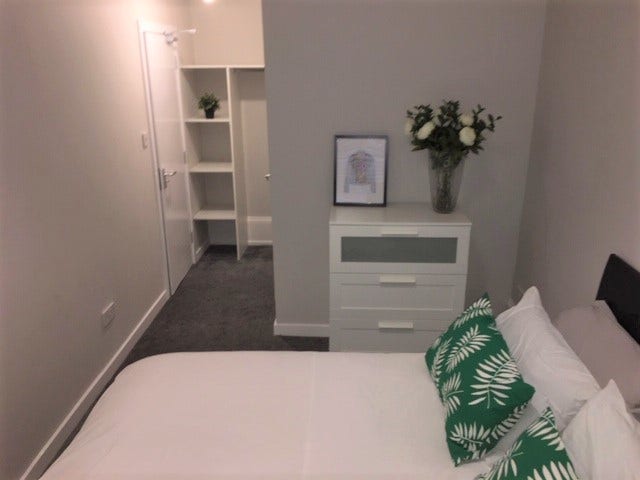 Dbl Room with Ensuite -Main Door Berkeley Street. Main Photo
