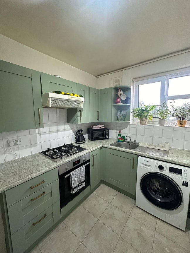 Gorgeous Room with Balcony Available in Putney Main Photo