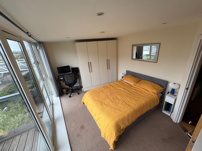 Large Couple’s Bedroom in Highbury for Sub-Let  Main Photo