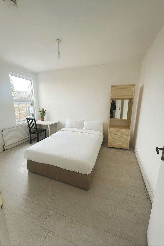 Bright Double Room – 2 Baths, 2 min from Acton 🚉 Main Photo