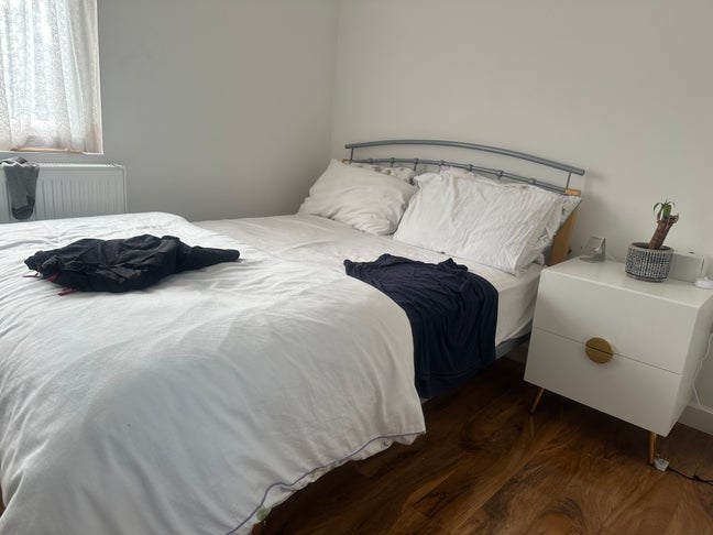 En-suite Double room in Staines  Main Photo