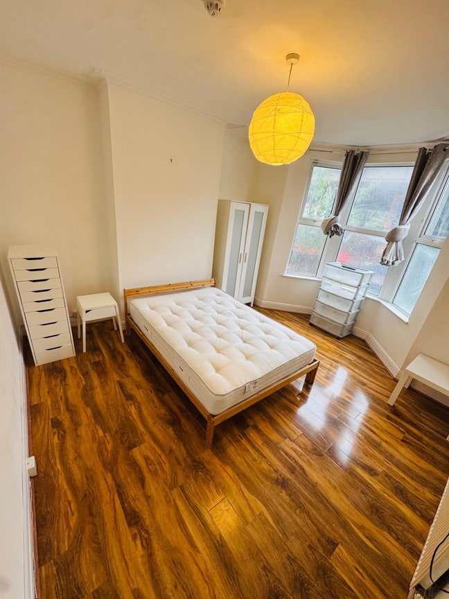 Final Ensuite Available - Stapleton Rd BS5   Main Photo