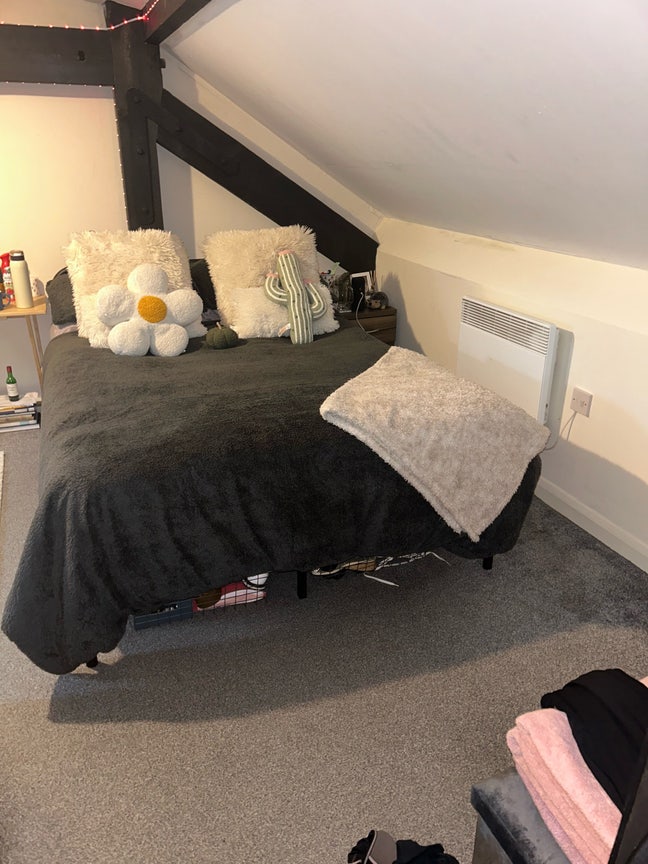 Looking for someone to take over my spacious room Main Photo
