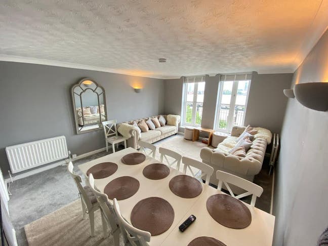 Bright & Modern Room Just by the Thames! Main Photo