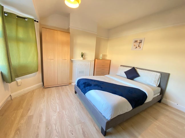 Double Luxury Room- Oxford All Bills Included Main Photo