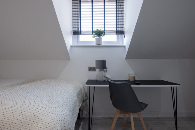 Newly refurbished Ensuite in a brand new flat Main Photo