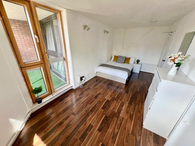 Room with balcony to rent in Chelsea Main Photo