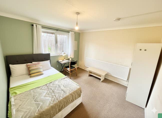 Spacious Room - Living Room - Close to DLR Main Photo