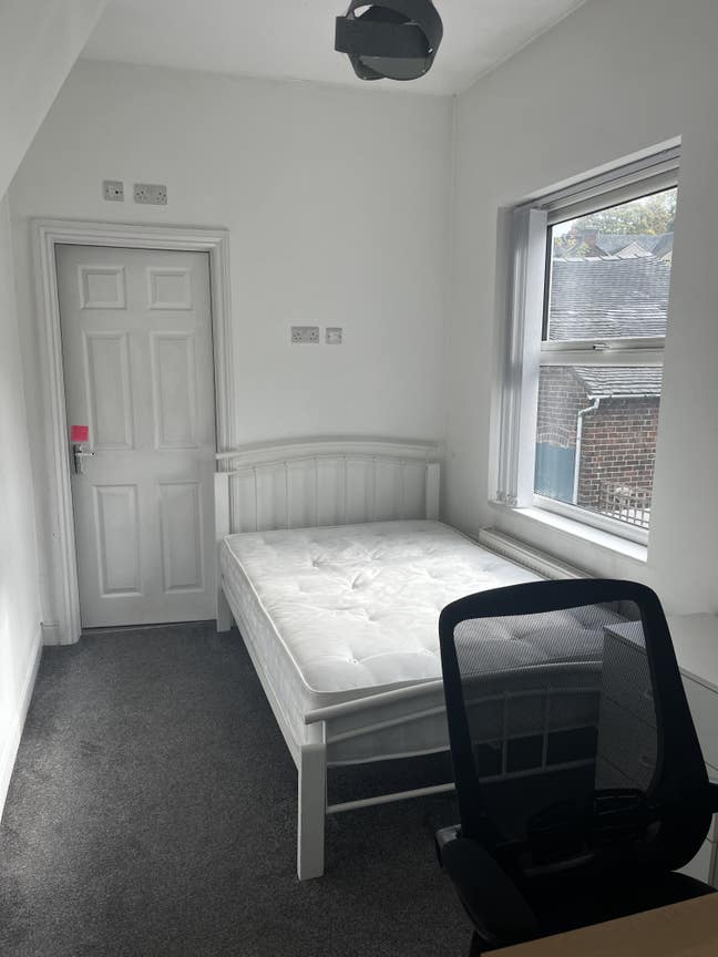 En-suite room for rent available immediately  Main Photo