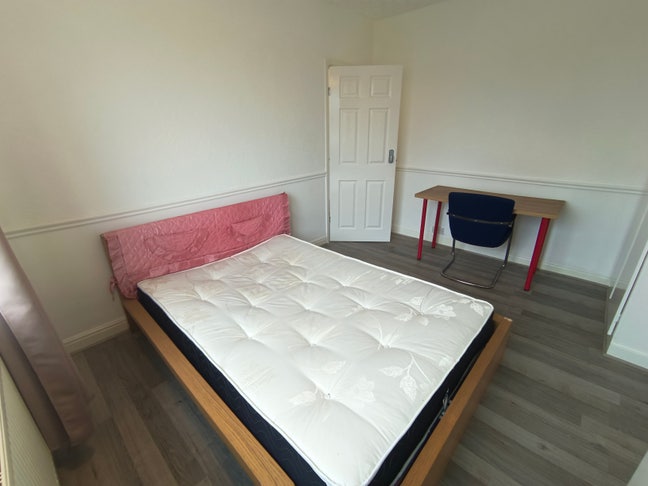 Spacious Double available on Mackie Grove Main Photo