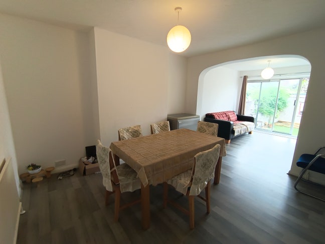 Spacious Double available on Mackie Grove Main Photo